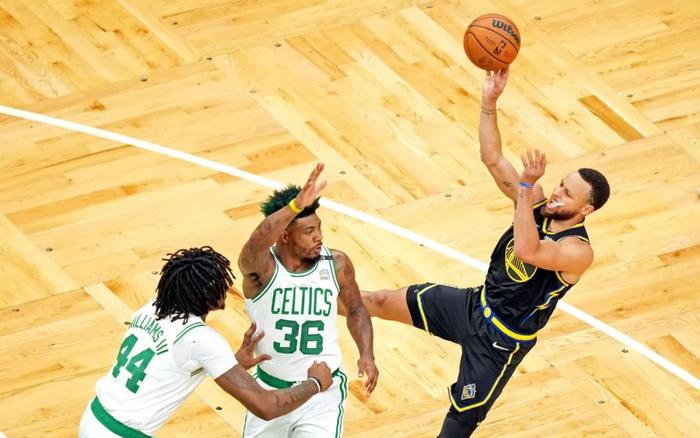 开云体育平台APP-看客们陶醉在球场上，疯狂的欢呼声传遍全场！