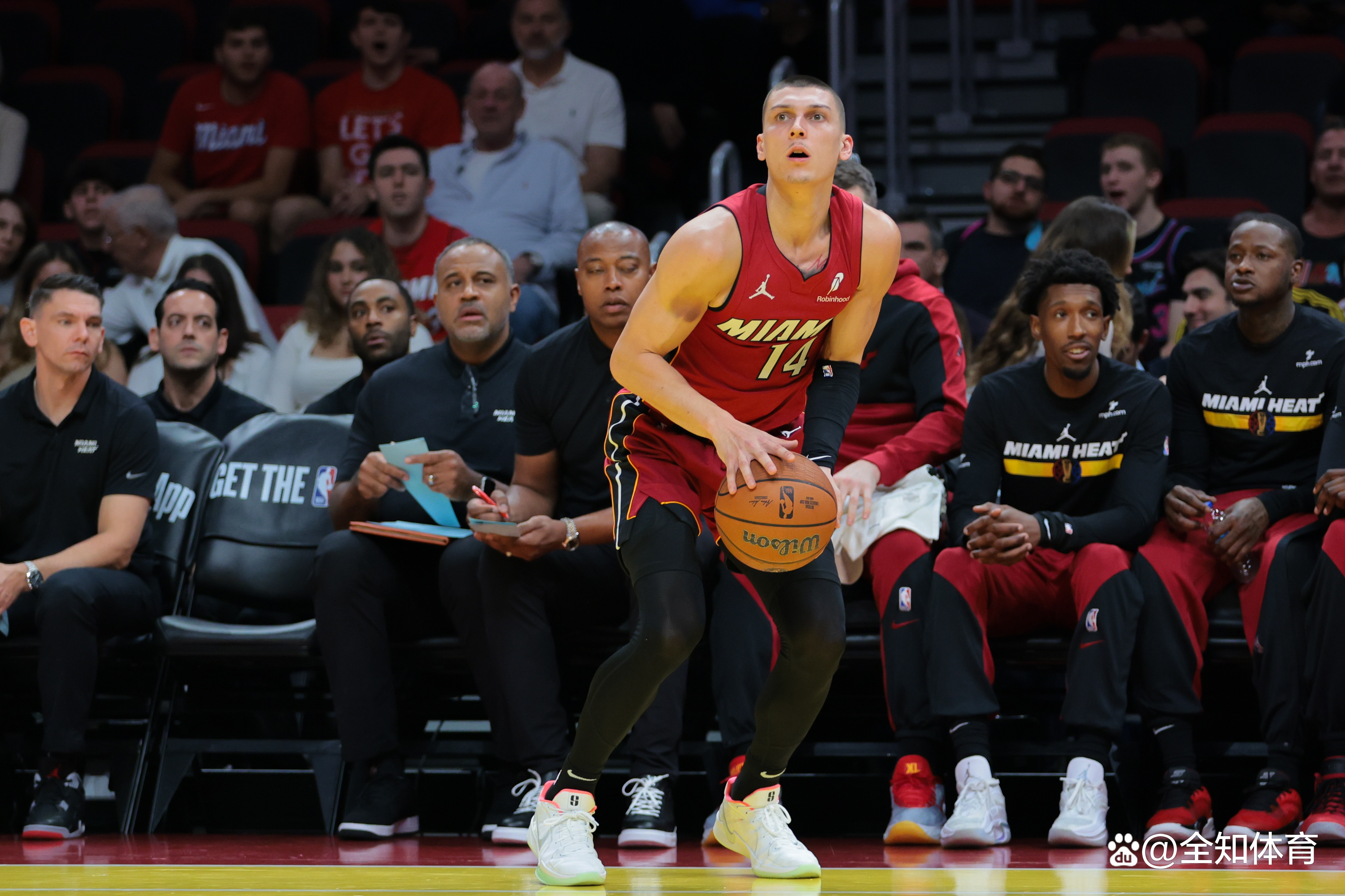 开云下载-季后赛悬念降落，洛杉矶湖人惨遭淘汰