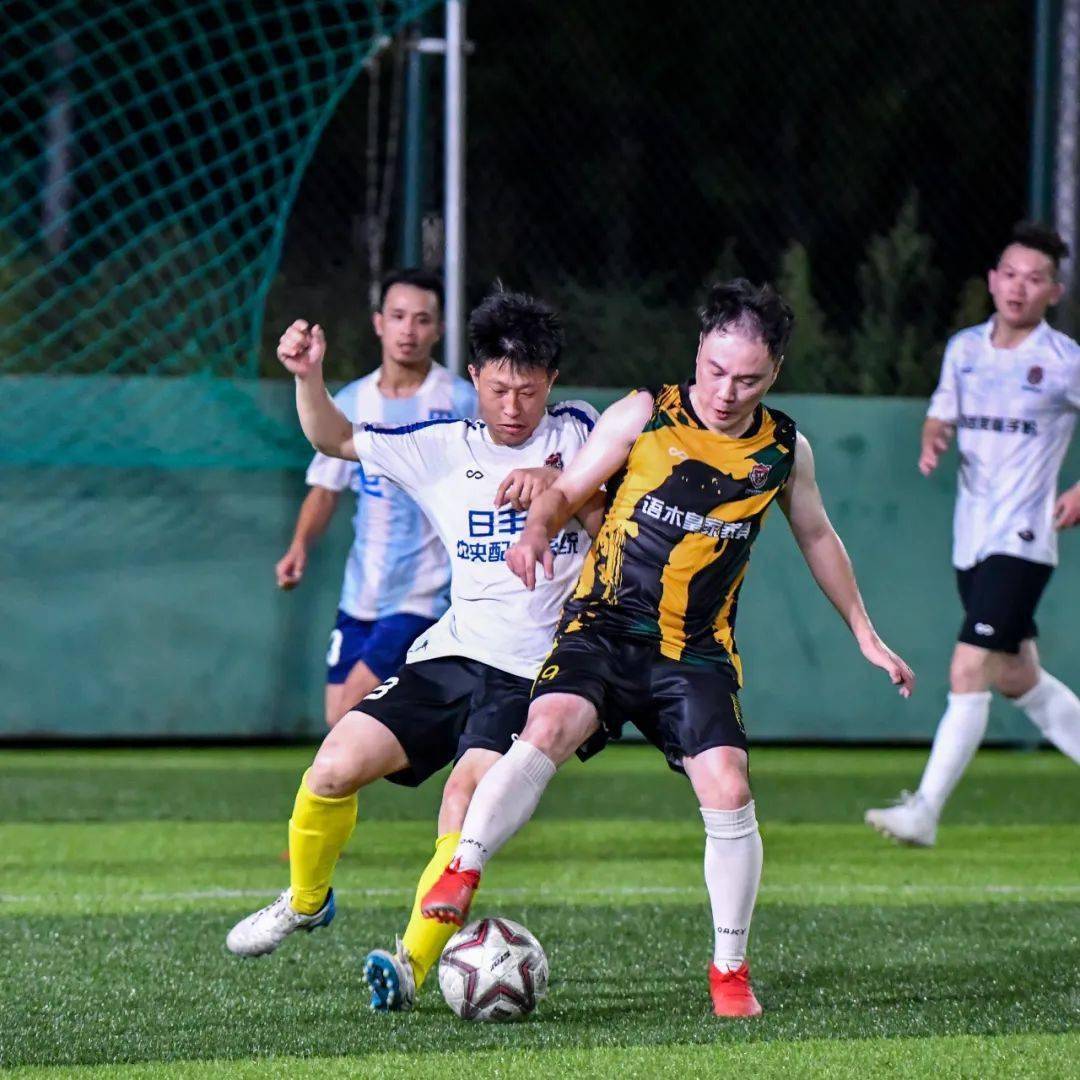 包含比赛终哨！球队庆祝晋级胜利，晋级之路稳步推进的词条