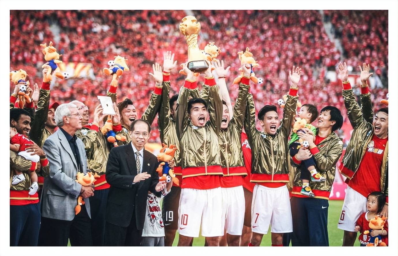 中超联赛球队冲击胜利,斗志昂扬 中超联赛球队冲击胜利,斗志昂扬