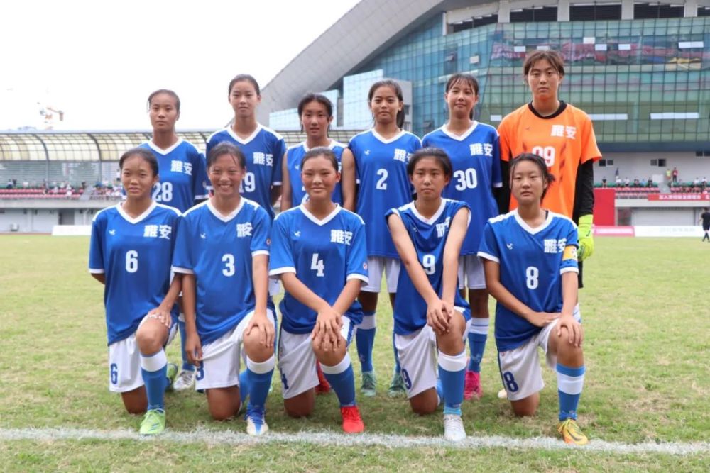 足球女队实力对决，赛场精彩争夺