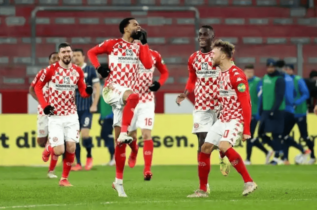 包含门兴格拉德巴赫在比赛中展现出强大实力的词条