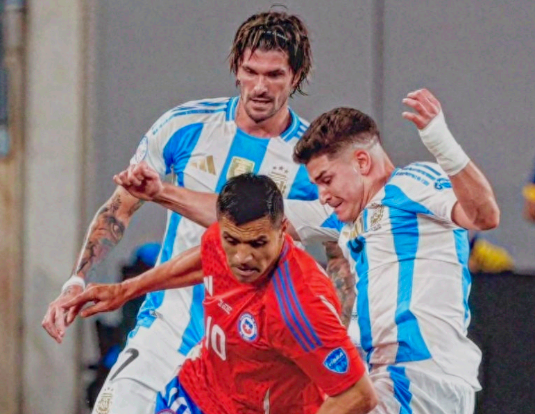 国米客场战胜那不勒斯,稳坐积分榜首位 国米客场战胜那不勒斯,稳坐积分榜首位