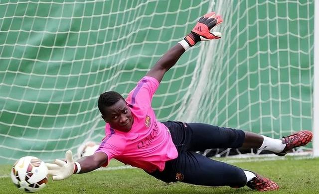 阿贾克斯守门员多次扑救,被誉为本赛季最佳守门员的简单介绍 阿贾克斯守门员多次扑救,被誉为本赛季最佳守门员的简单介绍