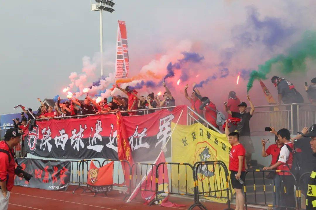 球队主场再战，球迷热情助威备战