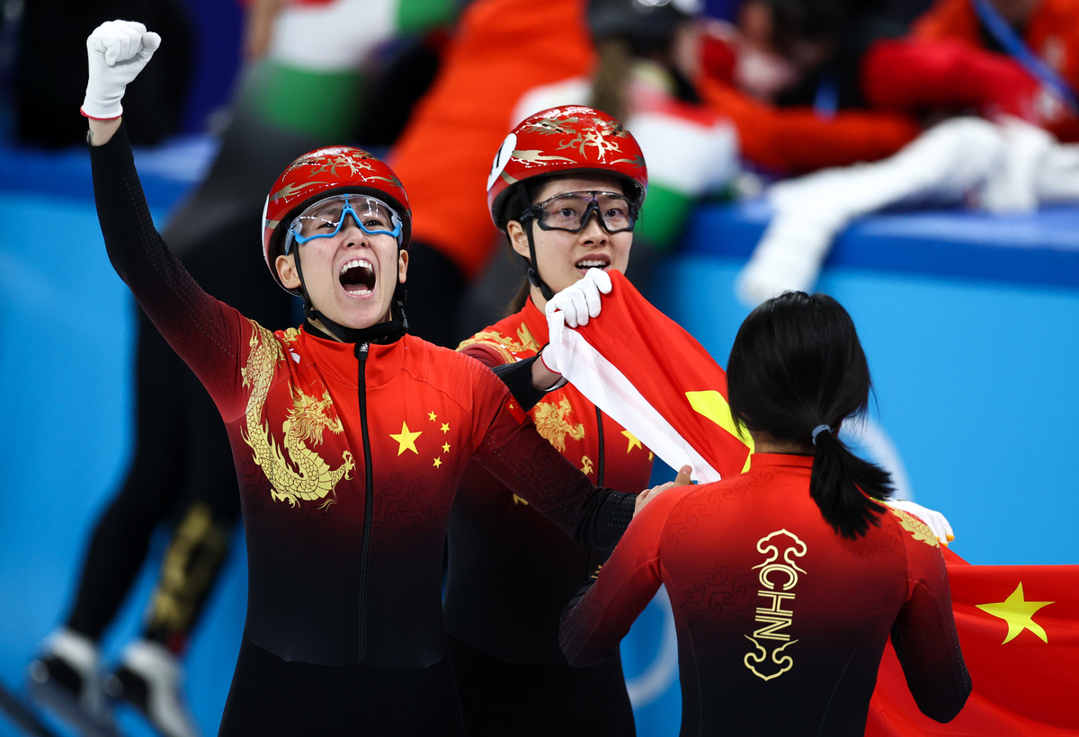 运动员们在赛场上挥洒汗水，为国争光