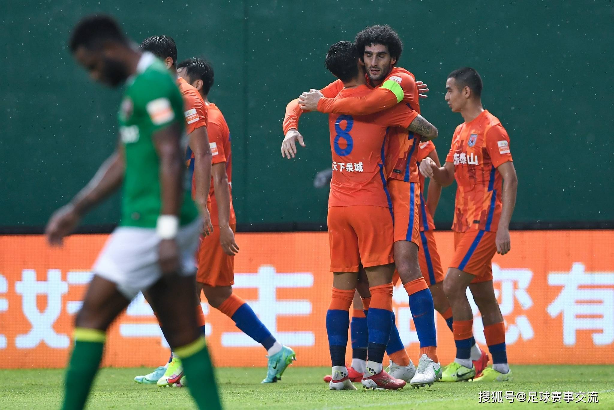 开云体育官网-足球狂欢：球队们为了荣誉和胜利拼尽全力的简单介绍