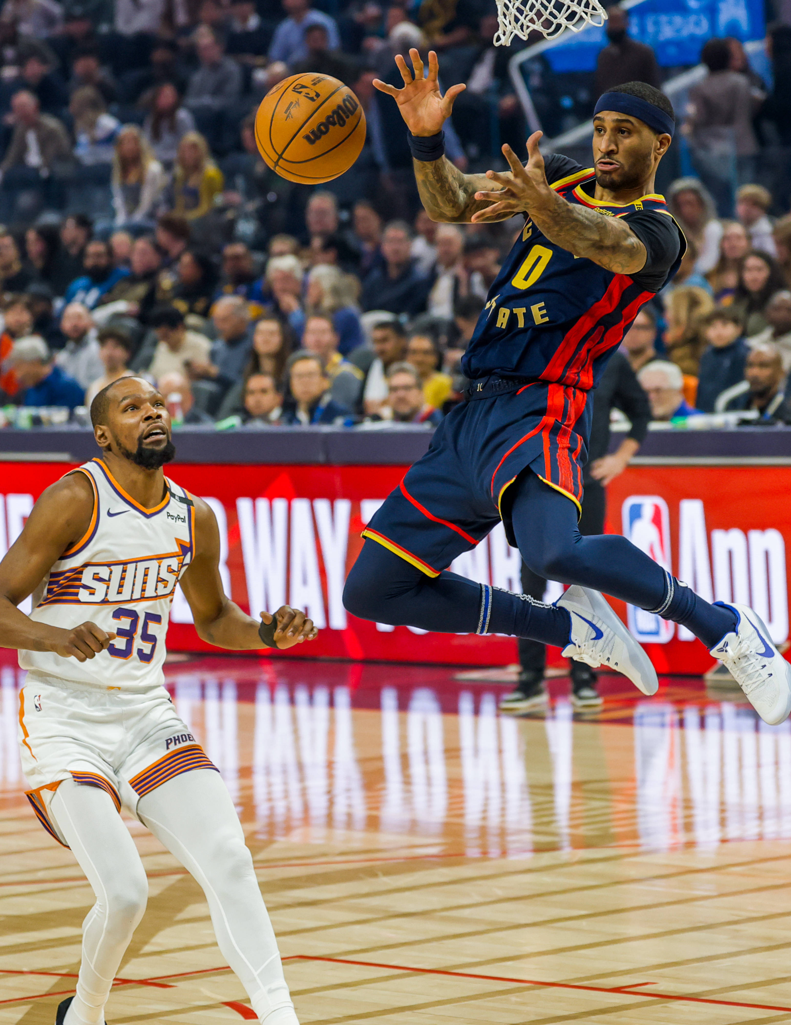 开云体育官方网站-篮球比赛中球员展现出色表现