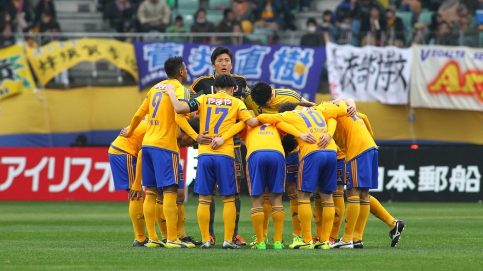 战胜对手强硬进攻，球队取得比赛胜利