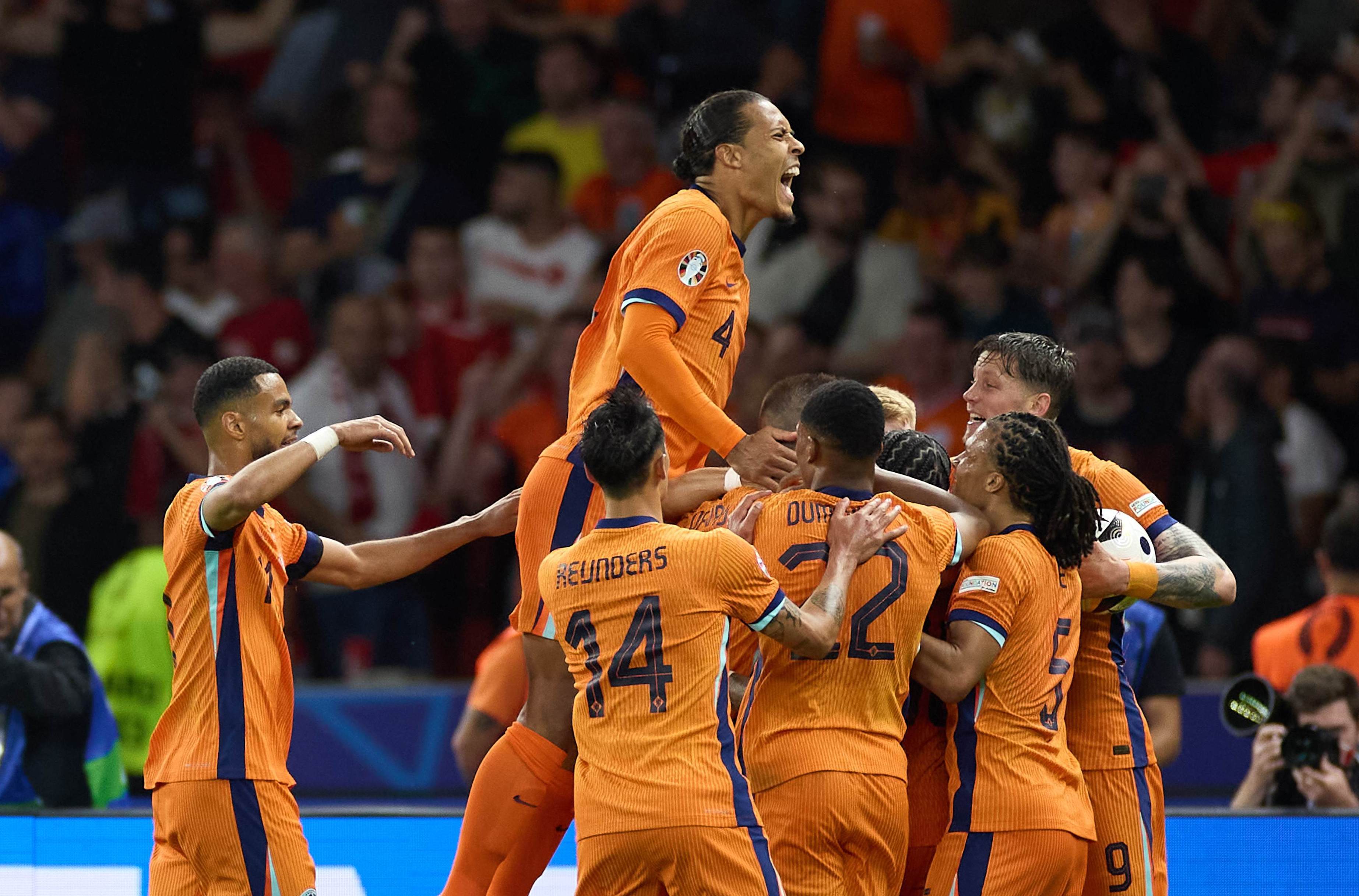 荷兰横扫捷克，闯入欧洲杯半决赛