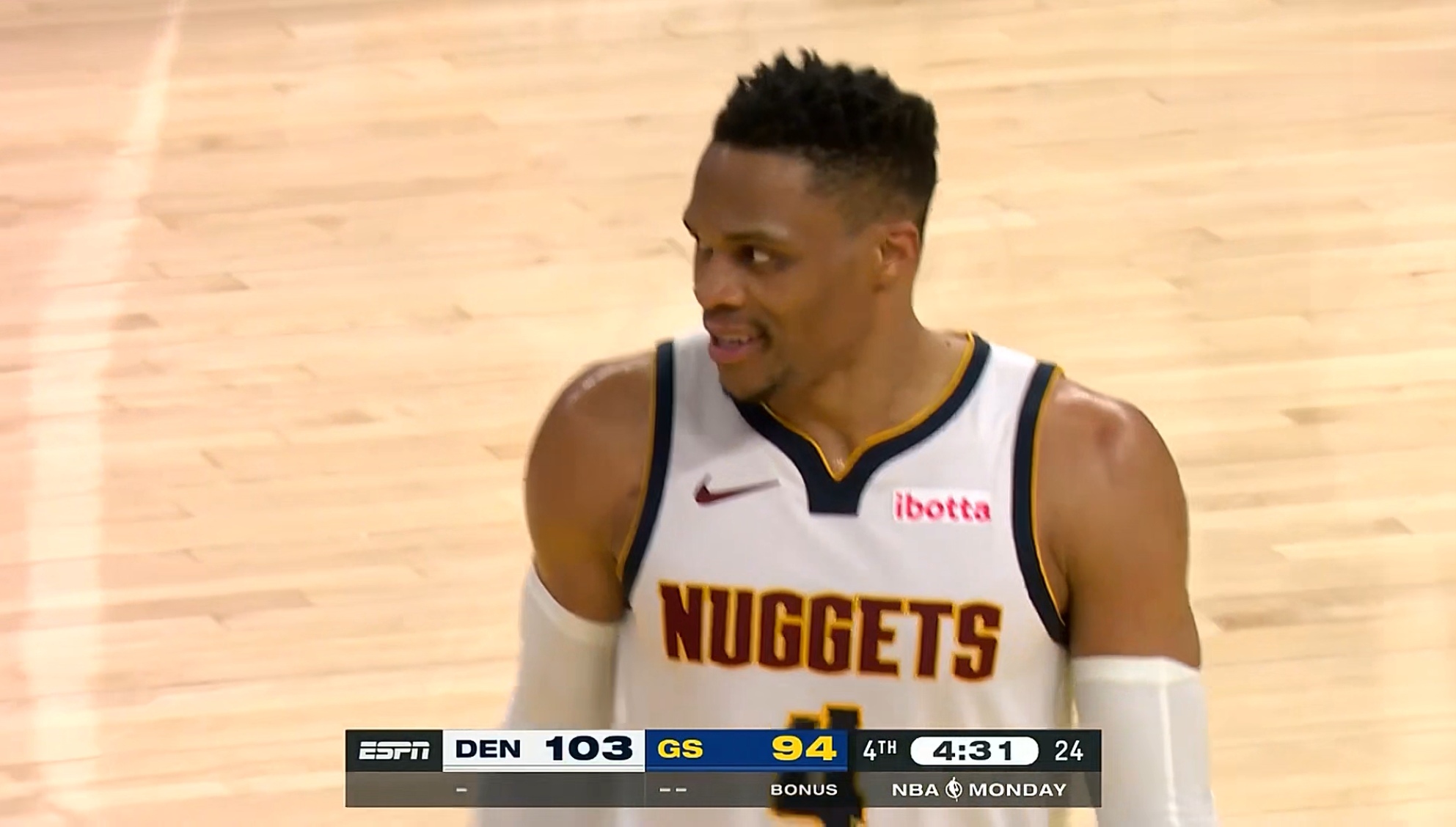 掘金老将受伤上场球队调整防卫 掘金老将受伤上场球队调整防卫