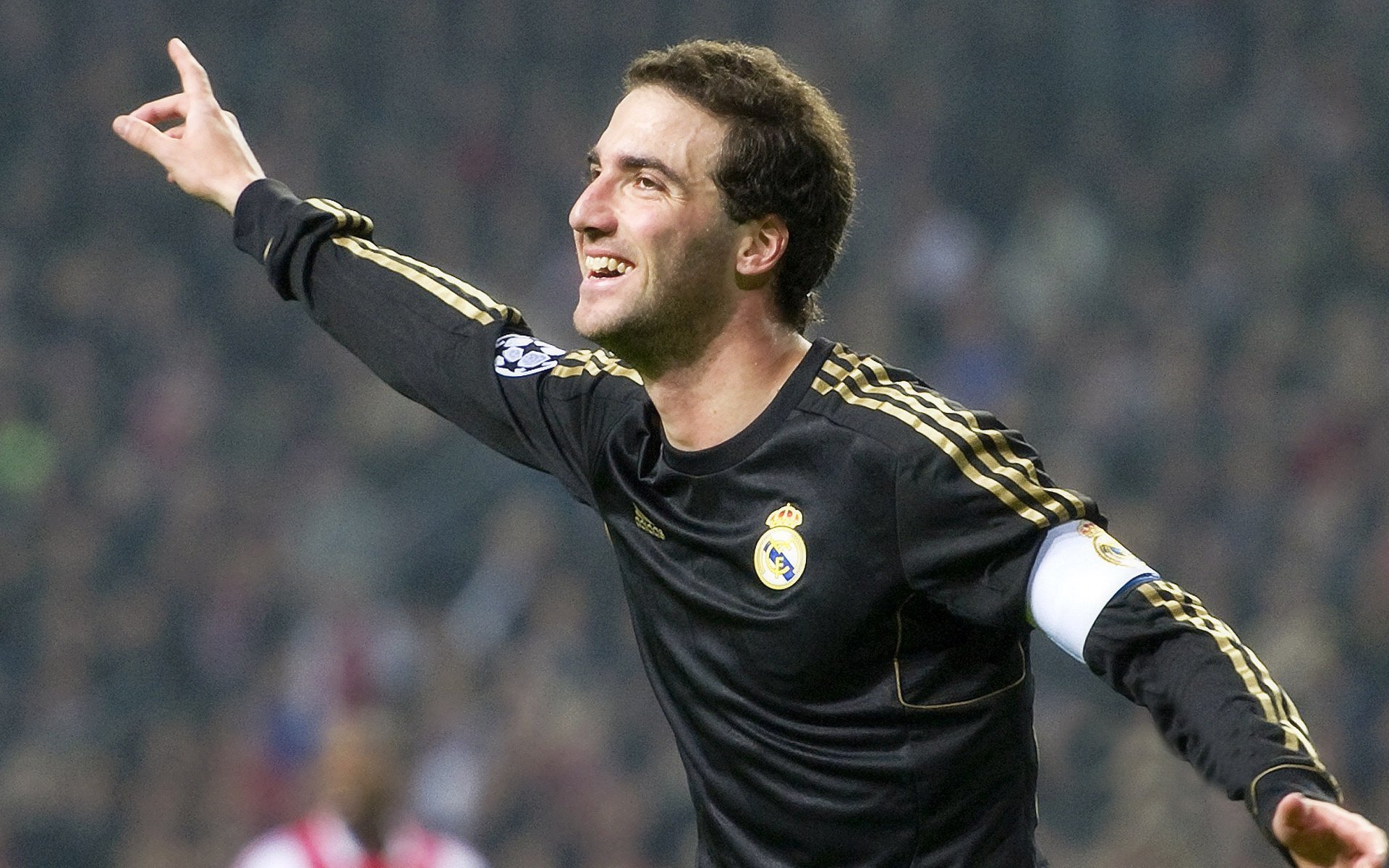 开云体育平台APP-终场绝杀与赛道狂飙，罗马铁血逆转与维尼修斯的速度寓言