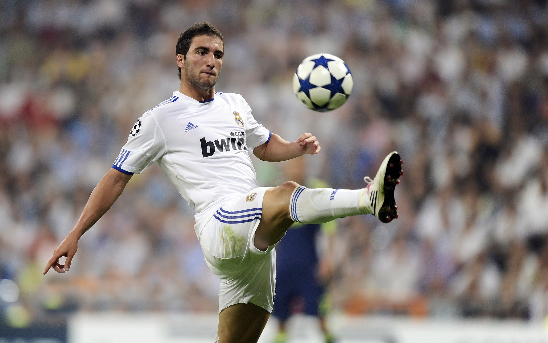 跨越太平洋的竞技场，当上海铁壁遇上绿茵孤胆英雄